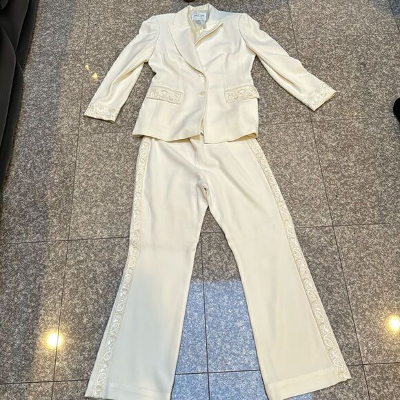 Oscar de la Renta White vintage suit - Picture 1 of 17